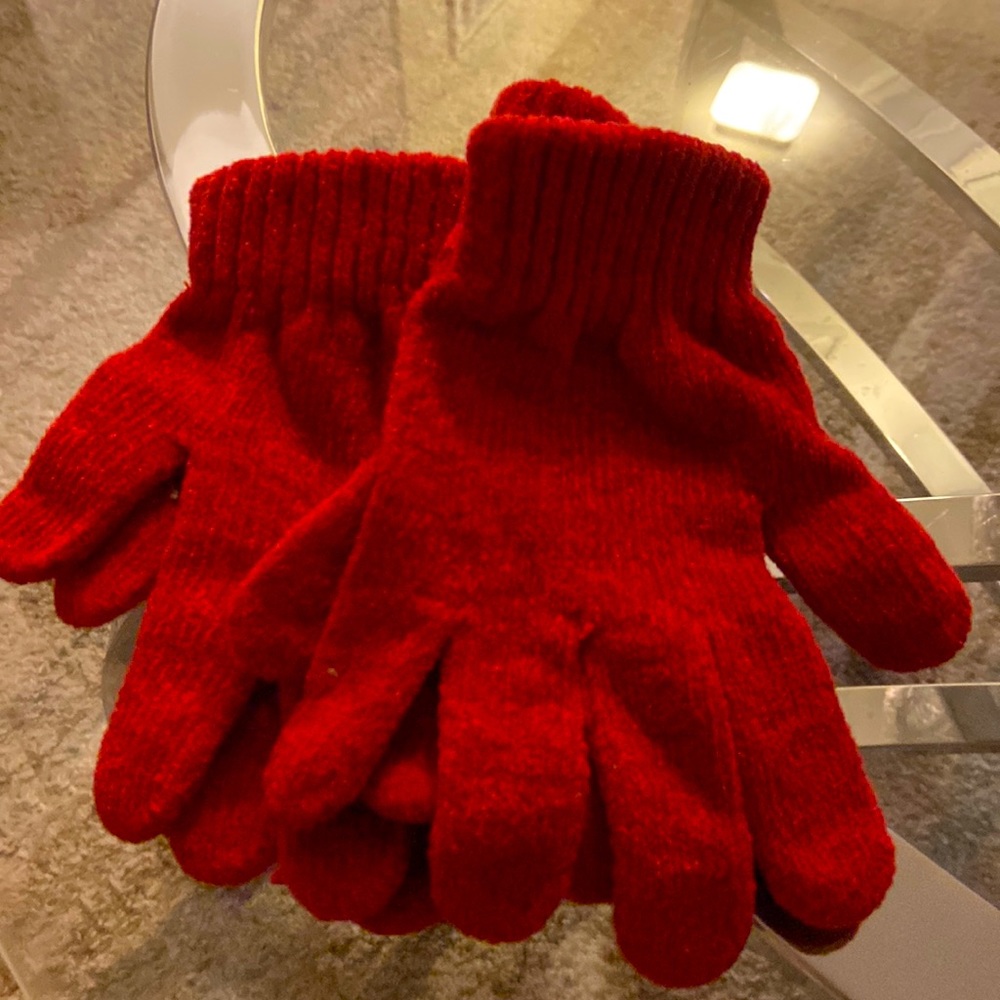 2 PAIRS OF RED GLOVES